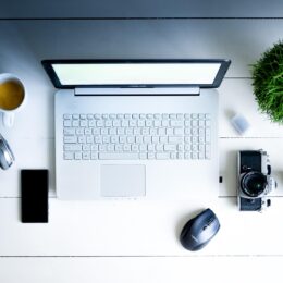 Consultant en communication freelance vs Agence